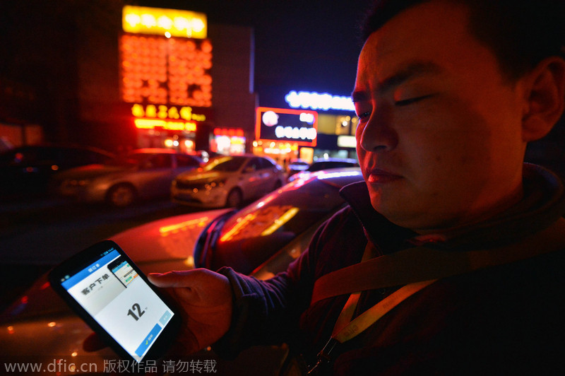 Li Xiaodong aprieta un botón cuando está listo para trabajar, en Shijiazhuang, provincia de Hebei, el 17 de diciembre de 2014. [Foto/IC]