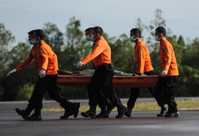 Asciende a 30 cifra de cadáveres recuperados tras accidente de avión de AirAsia