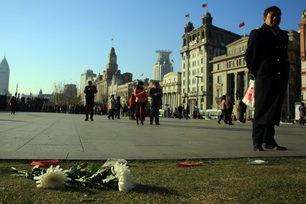 La gente vela por las víctimas de la estampida de Shanghai