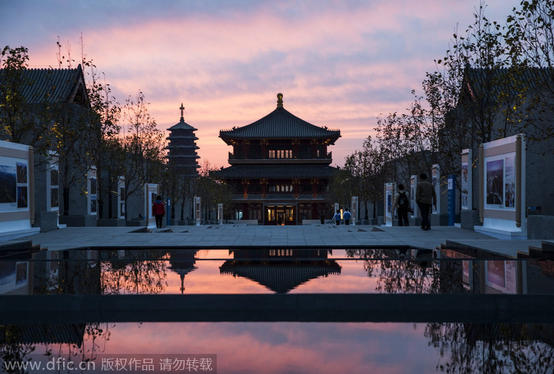 Una pagoda al amanecer dentro de la sede de la Cumbre del APEC en el lago Yanqi de Pekín, el 11 de noviembre de 2014. [Foto/IC]
