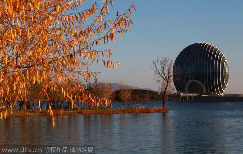 Vista del Hotel Kempinski al amanecer en el lago Yanqi en Pekín, el 12 de noviembre de 2014. [Foto/IC]