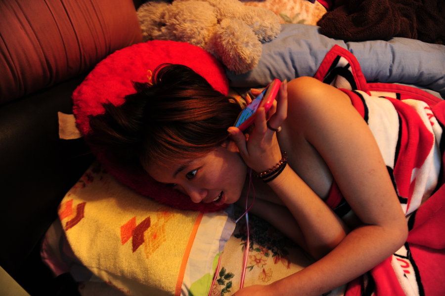 Xiaoxue escucha los mensajes de voz de WeChat que le envían sus fans de juegos online después de despertarse por la mañana en su domicilio en Taiyuan, capital de la provincia de Shanxi, el 27 de diciembre de 2014.