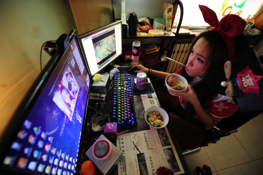 Xiaoxue come mientras que trabaja en su negocio online en su casa de Taiyuan, capital de la provincia de Shanxi, el 27 de diciembre de 2014. [Foto/CFP]