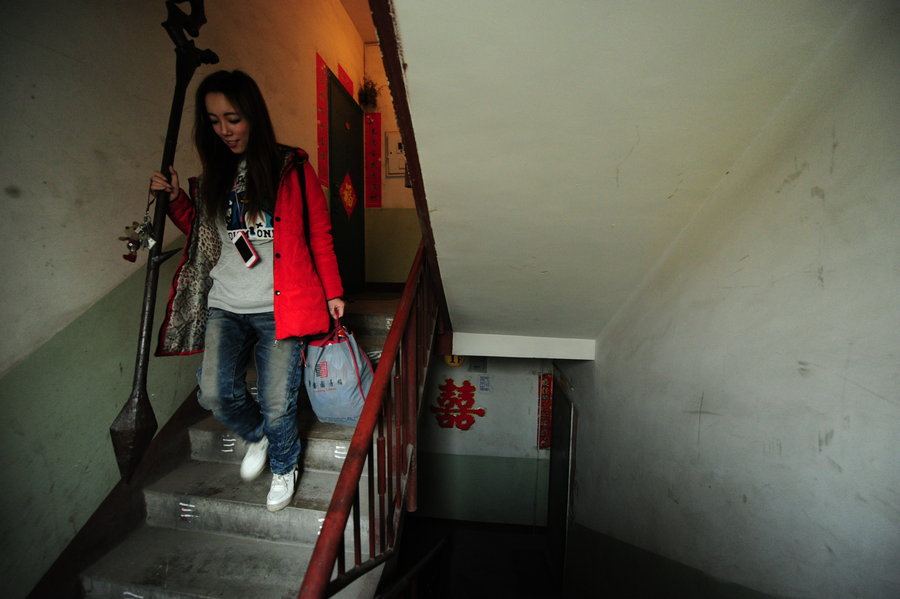 Xiaoxue termina de trabajar y sale a dar un paseo en Taiyuan, capital de la provincia de Shanxi, el 27 de diciembre de 2014. [Foto/CFP]