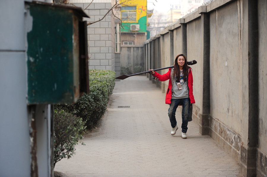 Xiaoxue termina de trabajar y sale a dar un paseo en Taiyuan, capital de la provincia de Shanxi, el 27 de diciembre de 2014. [Foto/CFP]