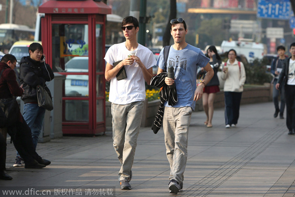 Personas vestidas con camisetas de verano en Shanghai el 4 de enero de 2015. Las temperaturas subieron hasta los 15,6 grados en Shanghai el 4 de enero, la más alta de este invierno. [Foto/IC]
