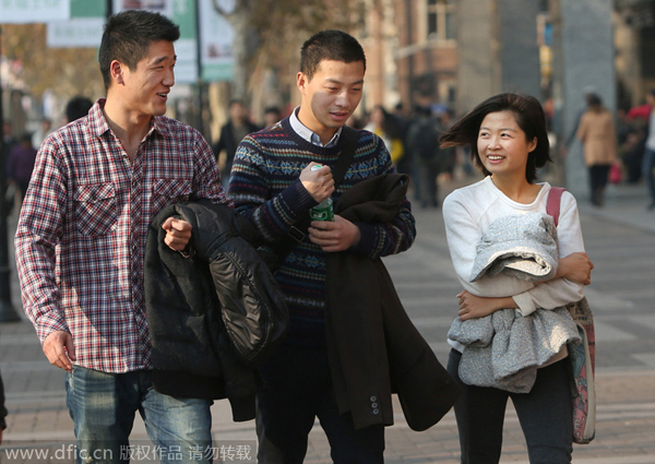 Personas vestidas con ropa primaveral en Shanghai el 4 de enero de 2015. Las temperaturas subieron hasta los 15,6 grados en Shanghai el 4 de enero, la más alta de este invierno. [Foto/IC]