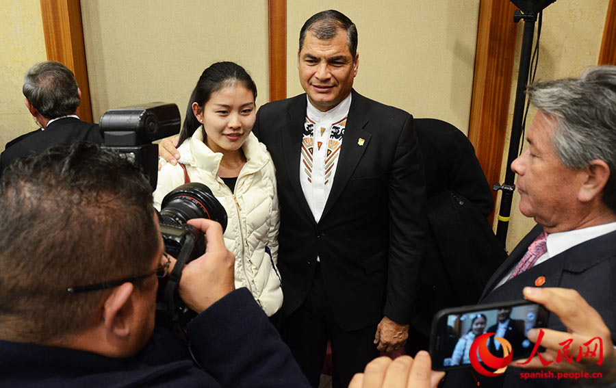 Durante la presentación, Correa intercambio con el público asistente. (Foto: Yasef Ananda)