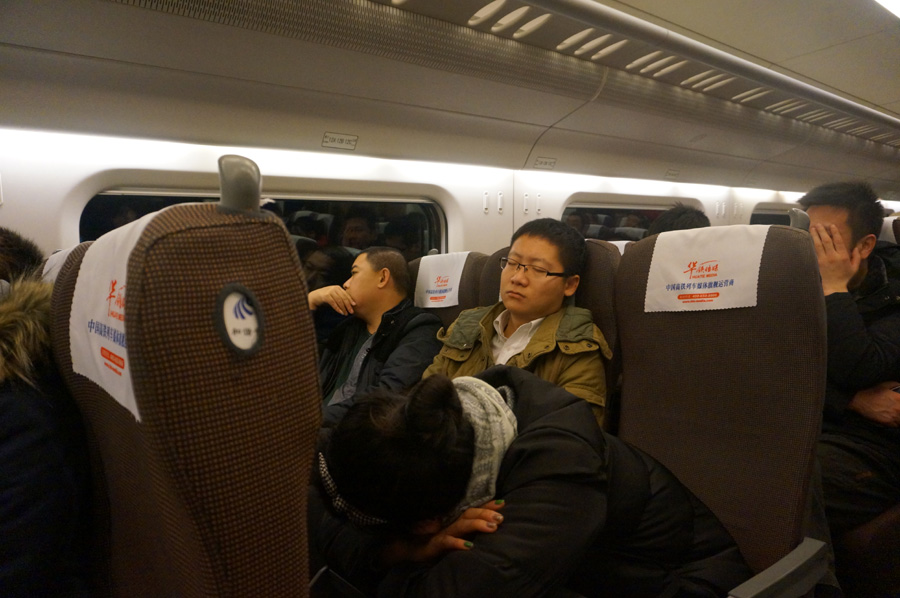 Algunos pasajeros se quedaron dormidos en el tren al poco de salir de la estación de Yanjiao a las 6:46 de la mañana. [Fotografía de Zhang Xiang/chinadaily.com.cn]