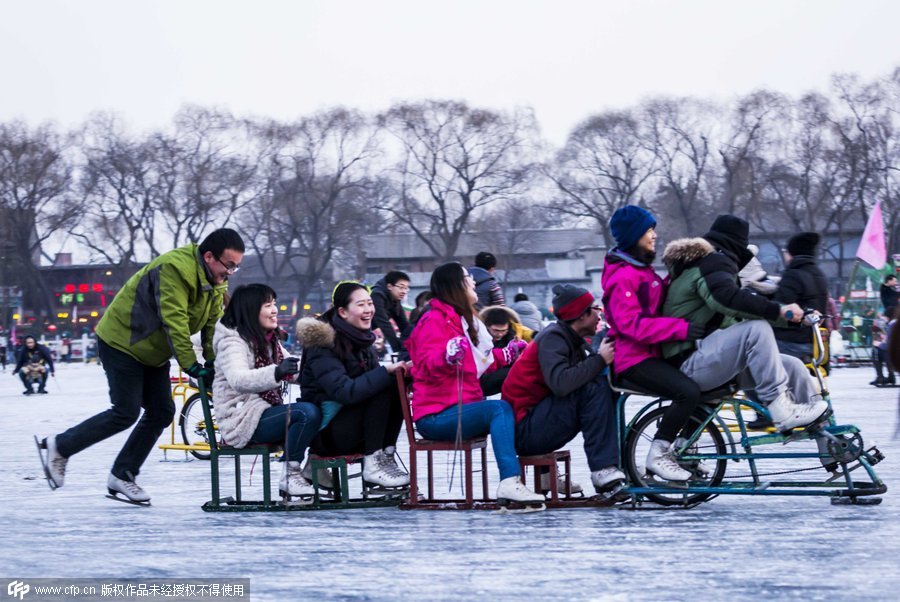 Los turistas se divierten en los lagos helados de Pekín