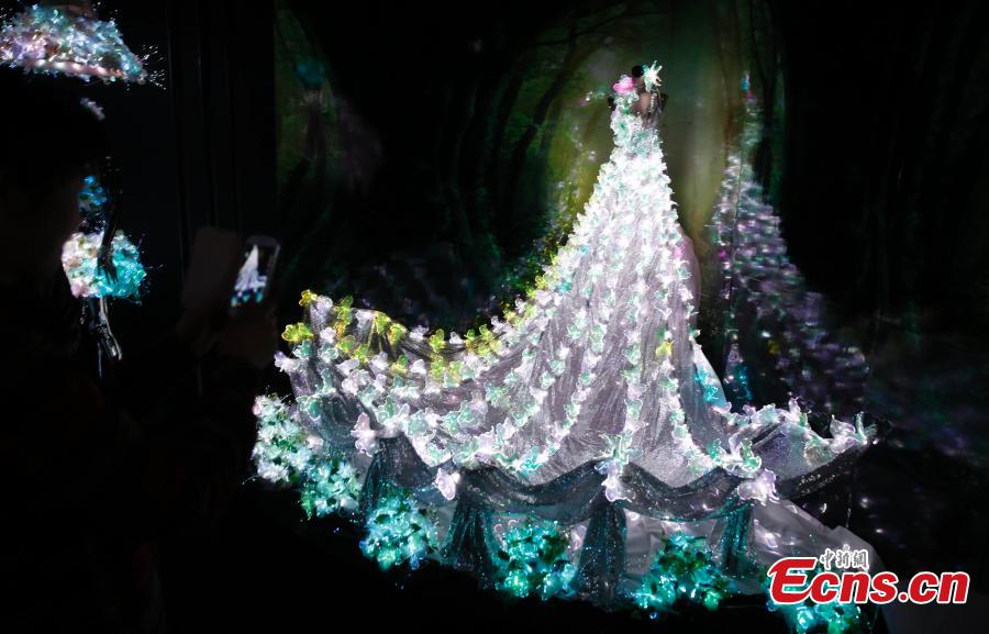 Vestidos de novia iluminados en una exposición de Shanghai