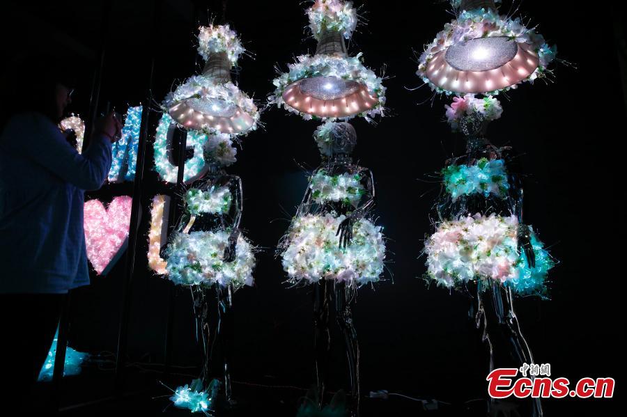 Vestidos de novia iluminados en una exposición de Shanghai