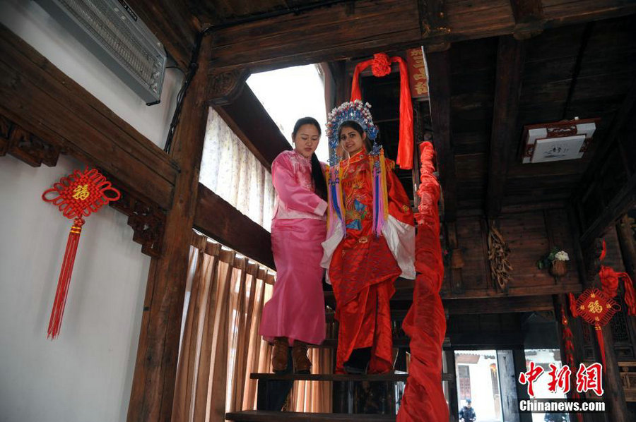 Estudiantes extranjeros participan en una boda de estilo Qing