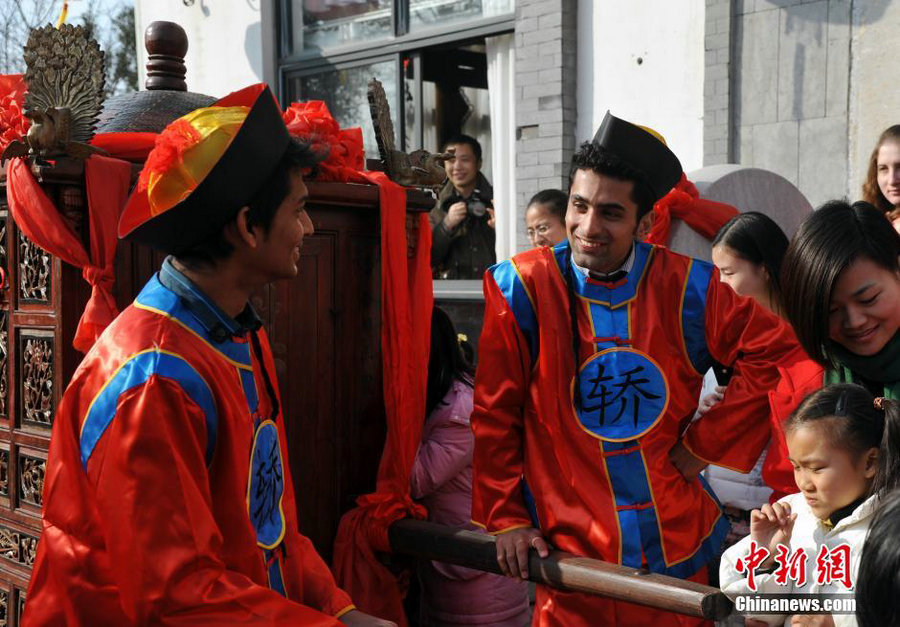 Estudiantes extranjeros participan en una boda de estilo Qing