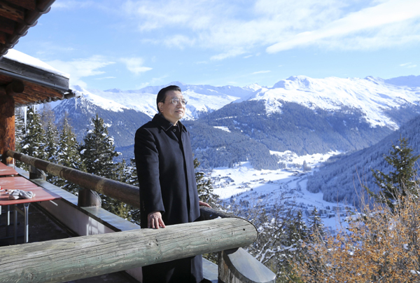 El primer ministro chino Li Keqiang, en la cima de la montaña Schatzalp, a 1.800 metros de altura, observa la hermosa vista de la estación Suiza de Davos. 21 de enero de 2015.