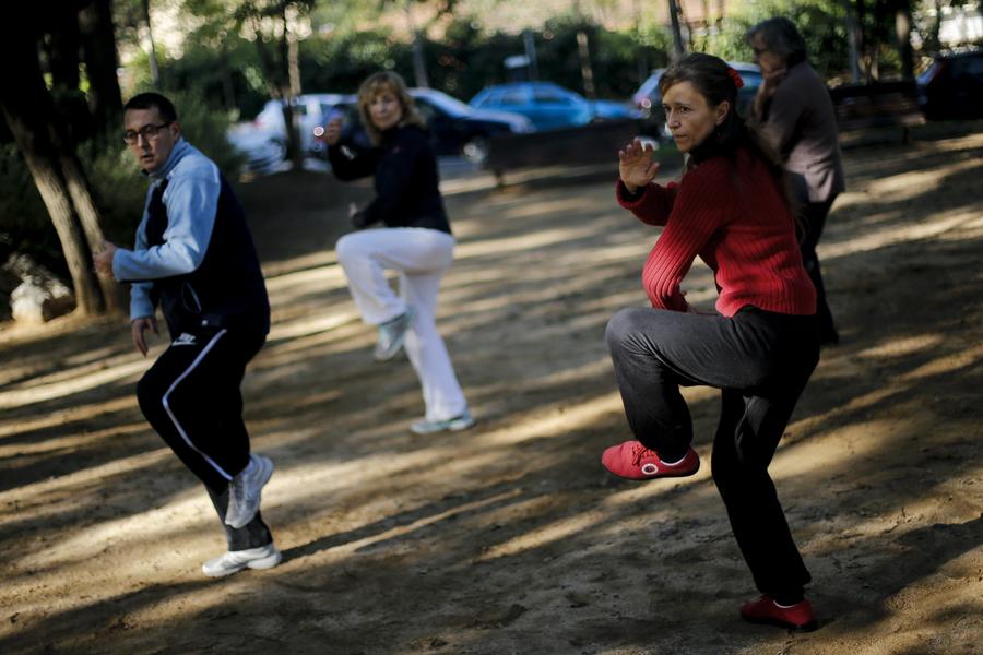 Guadalupe enseña a sus alumnos taichí en Barcelona, España, el 6 de diciembre de 2014. Imparte clases cada fin de semana.