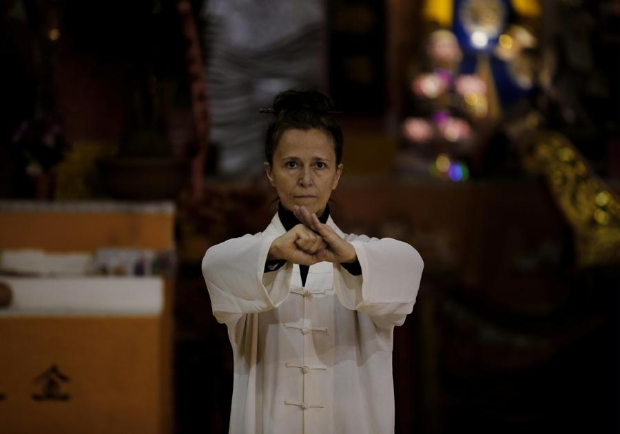 Guadalupe practica taichí en una abadía taoísta de Barcelona, España, el 5 de diciembre de 2014. 