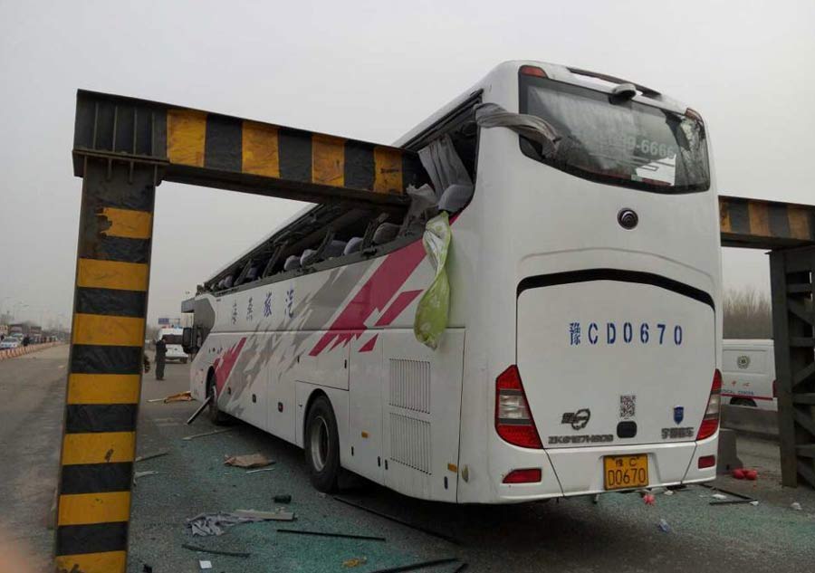 Dos muertos y decenas de heridos al chocar un autobús contra una barrera