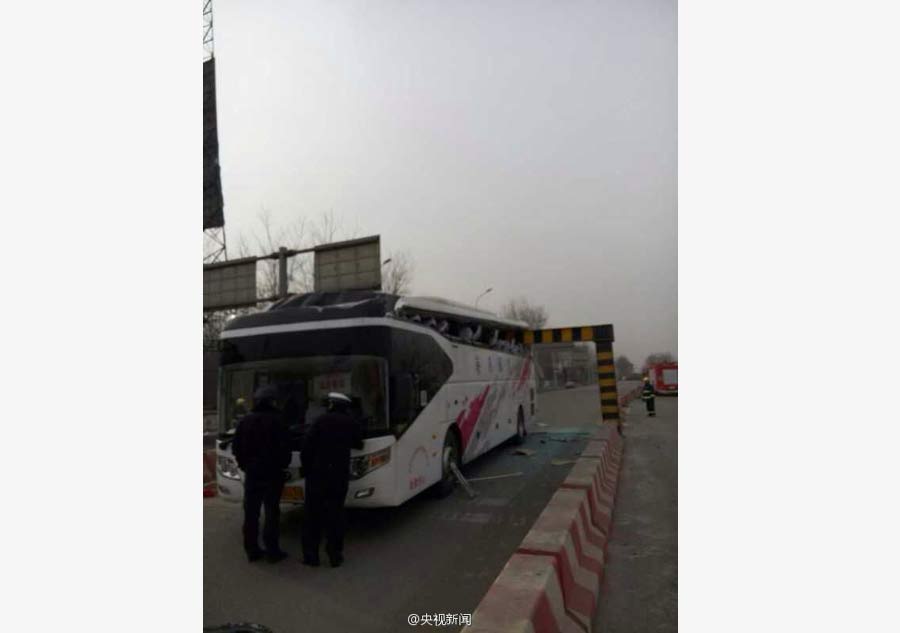 Dos muertos y decenas de heridos al chocar un autobús contra una barrera