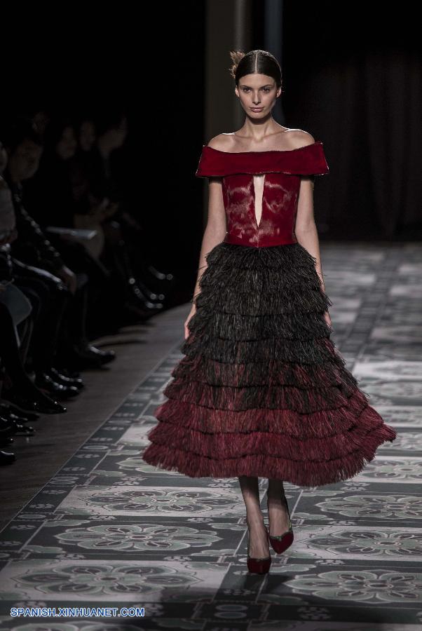 Francia: Desfile de moda de creaciones de Laurence Xu en París