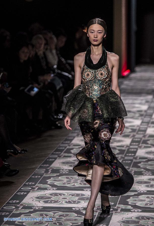 Francia: Desfile de moda de creaciones de Laurence Xu en París