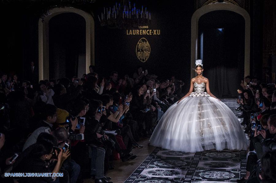 Francia: Desfile de moda de creaciones de Laurence Xu en París