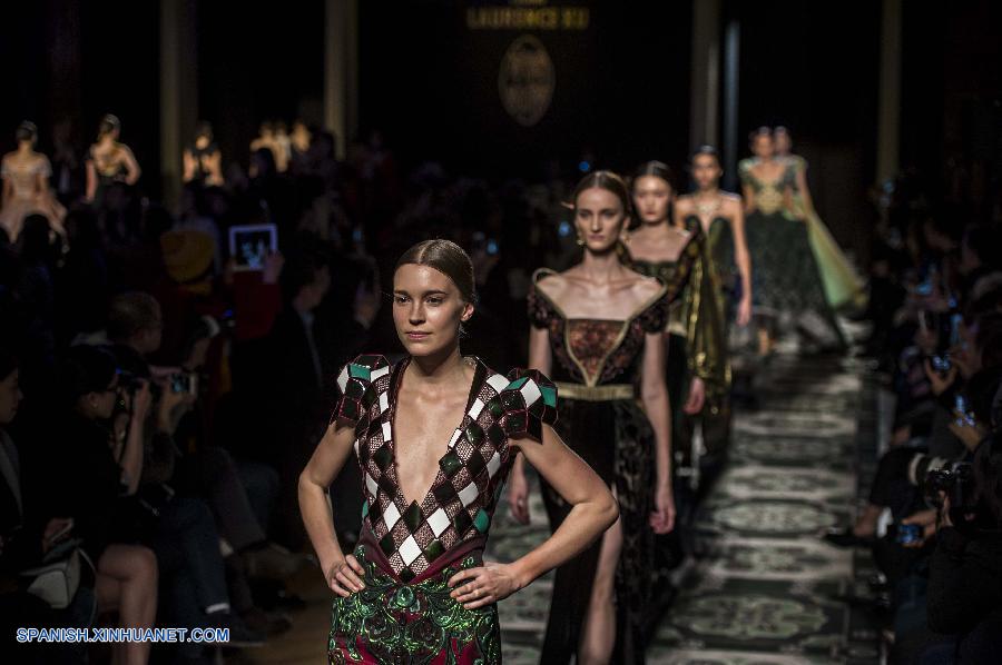 Francia: Desfile de moda de creaciones de Laurence Xu en París