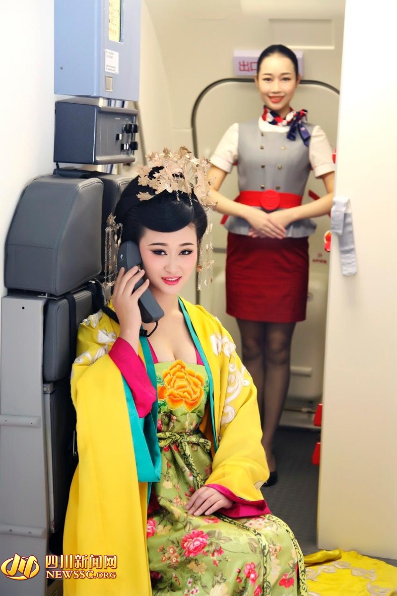 Un azafata de tren disfrazada de emperatriz Wu Zetian. (Foto/Newssc.org)
