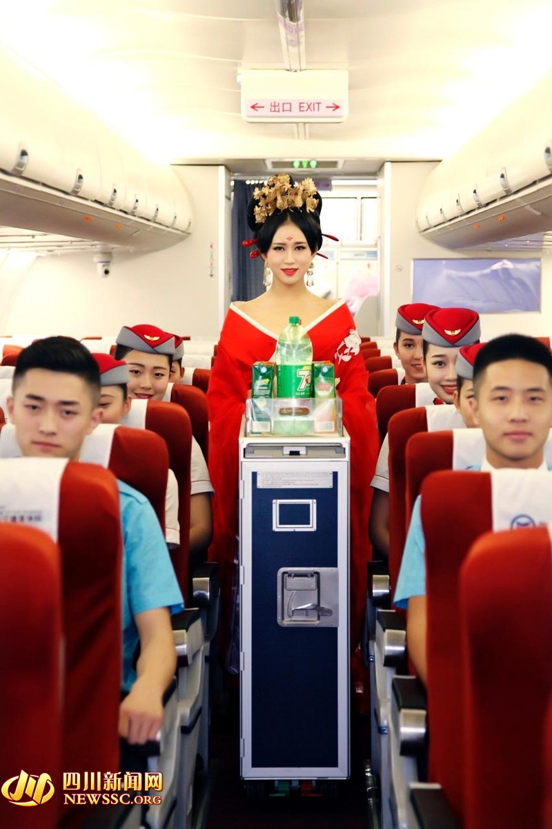 Un azafata de tren disfrazada de emperatriz Wu Zetian. (Foto/Newssc.org)