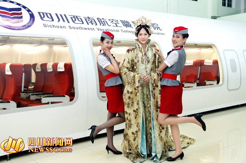 Un azafata de tren disfrazada de emperatriz Wu Zetian. (Foto/Newssc.org)