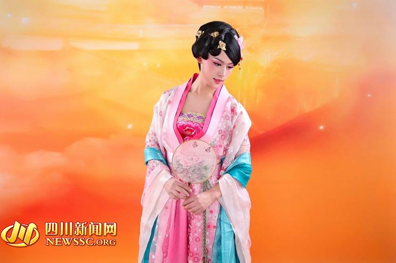 Un azafata de tren disfrazada de emperatriz Wu Zetian. (Foto/Newssc.org)