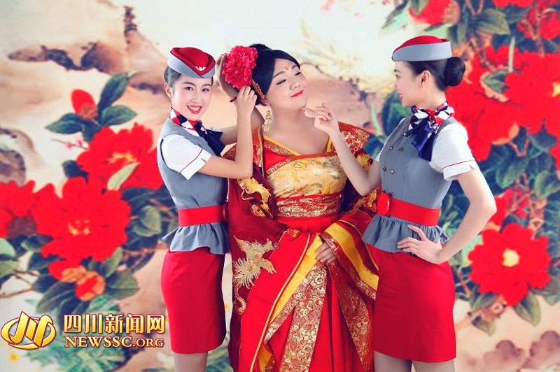 Un azafata de tren disfrazada de emperatriz Wu Zetian. (Foto/Newssc.org)