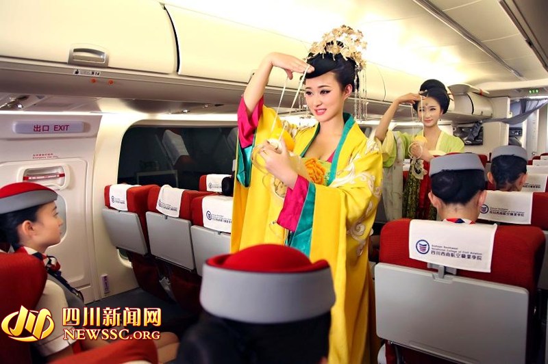 azafatas de tren disfrazadas de emperatriz Wu Zetian. (Foto/Newssc.org)