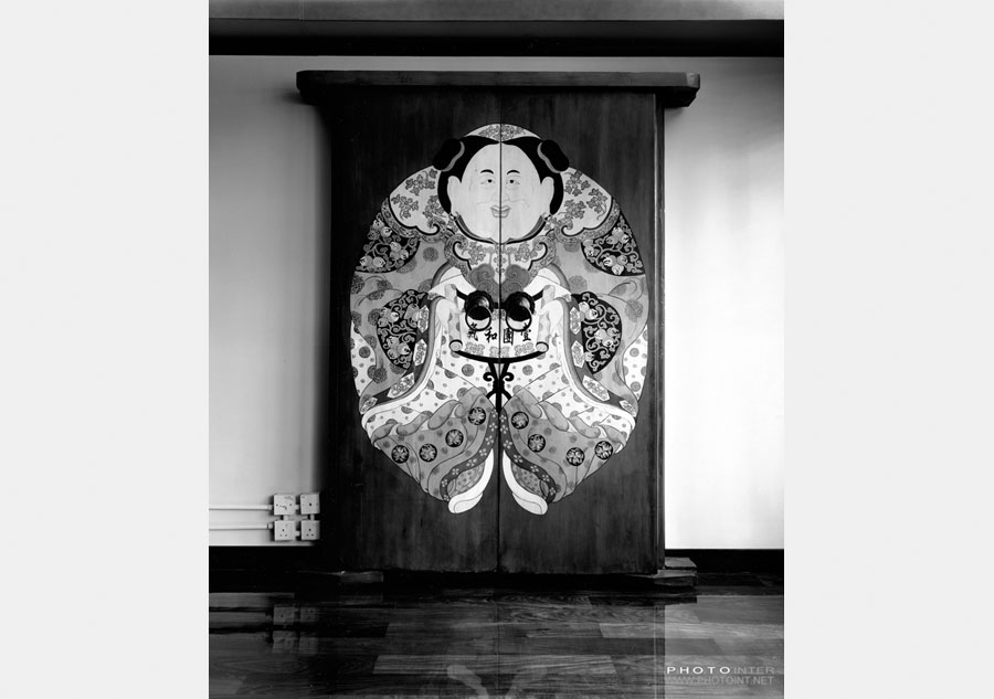 Un retrato de un Dios de la puerta en el restaurante Hong Kong Cuisine 1983 de Hong Kong, el 30 de mayo de 2012. [Fotografía de Yin Ganjiang/photoint.net]
