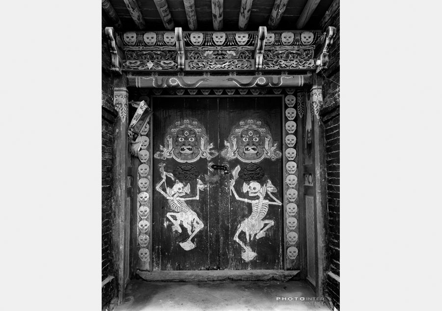 Dioses de las puertas en el templo Longwu de Longwu, prefectura autónoma tibetana de Huangnan, provincia de Qinghai, el 1 de julio de 2010. [Fotografía de Yin Ganjiang/photoint.net]