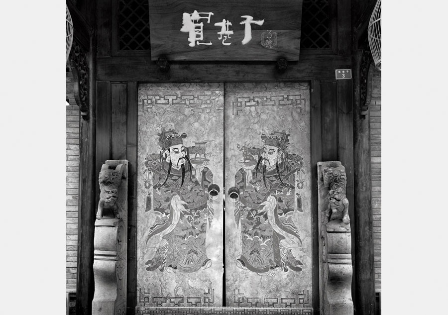 Retratos de los dioses de las puertas en una antigua residencia de la calle Kuan de Chengdu, provincia de Sichuan, el 6 de octubre de 2012. [Fotografía de Yin Ganjiang/photoint.net]