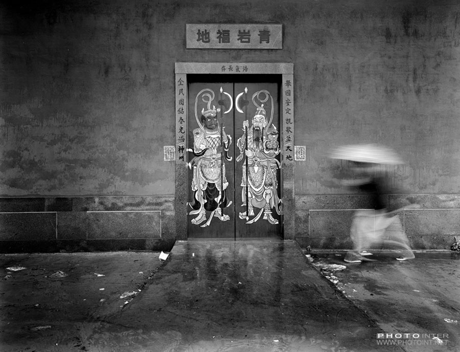 Foto con el retrato de los dioses de las puertas en el Palacio Taishan de Linpu, en la ciudad de Cangshan de Fuzhou, provincia de Fujian, el 4 de mayo de 2011. [Fotografía de Yin Ganjiang/photoint.net]