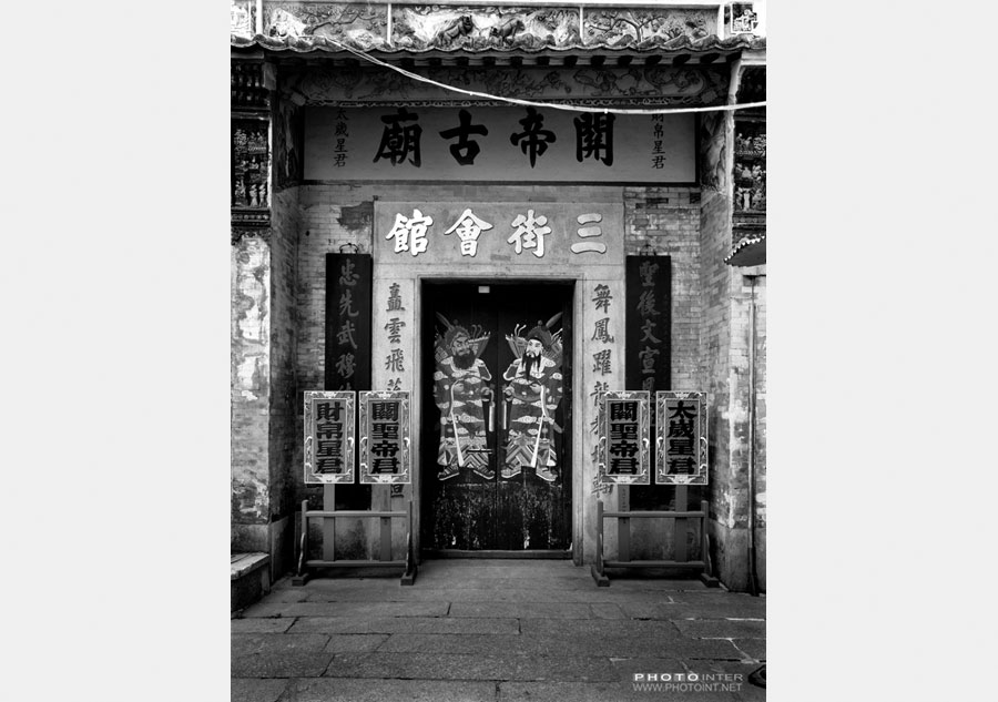 Puerta con el retrato de los dioses en el templo KuanTai de Macao, el 6 de octubre de 2011. [Fotografía de Yin Ganjiang/photoint.net]