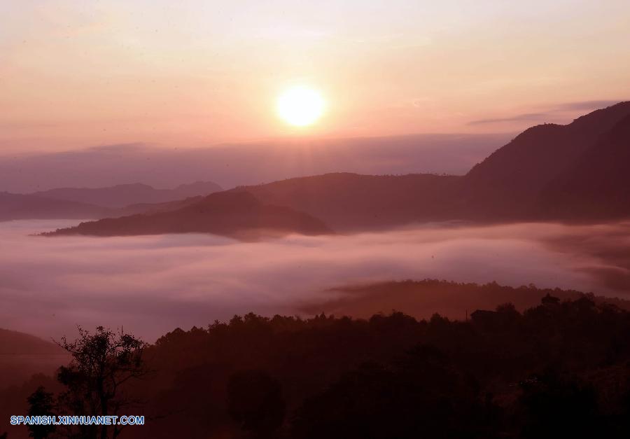 Yunnan: "Mar de nube" en montaña Jinuo en Ciudad Jinghong