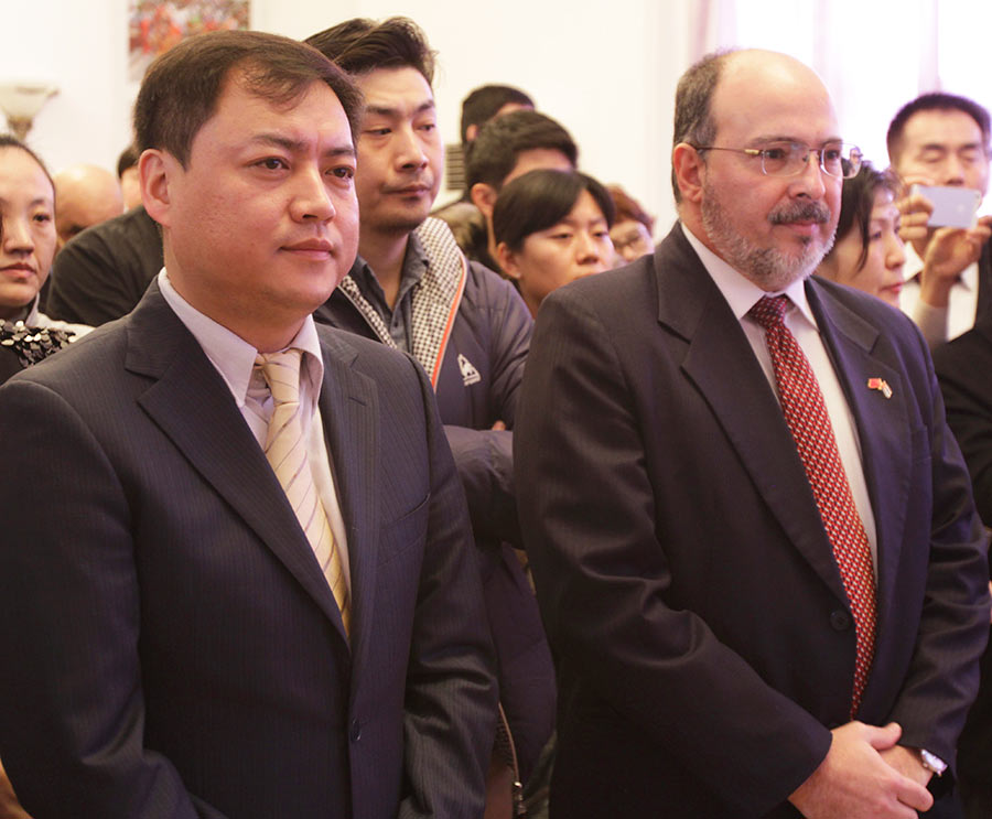 Zhang Xin, gerente de Relaciones Internacionales y Cooperación de Air China junto a Alberto Blanco, embajador de Cuba en China. (Foto: Yasef Ananda)