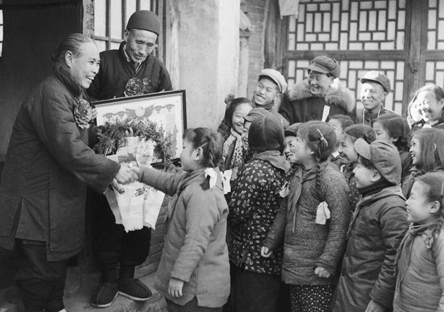En 1955, los niños de una escuela primaria visitan la casa de Sr. y Sra. Hong y les saludan en el Festival de Primavera en Pekín.