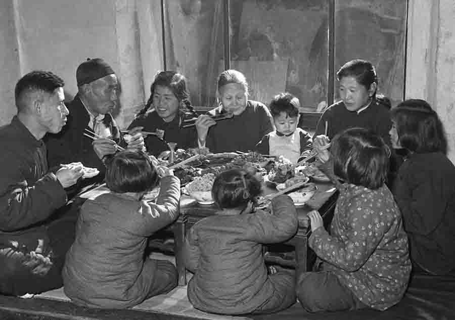 En 1953, toda la familia se reúne para disfrutar de la cena de Nochevieja durante el Festival de Primavera en Tianjin. [Photo/ Xinhua]