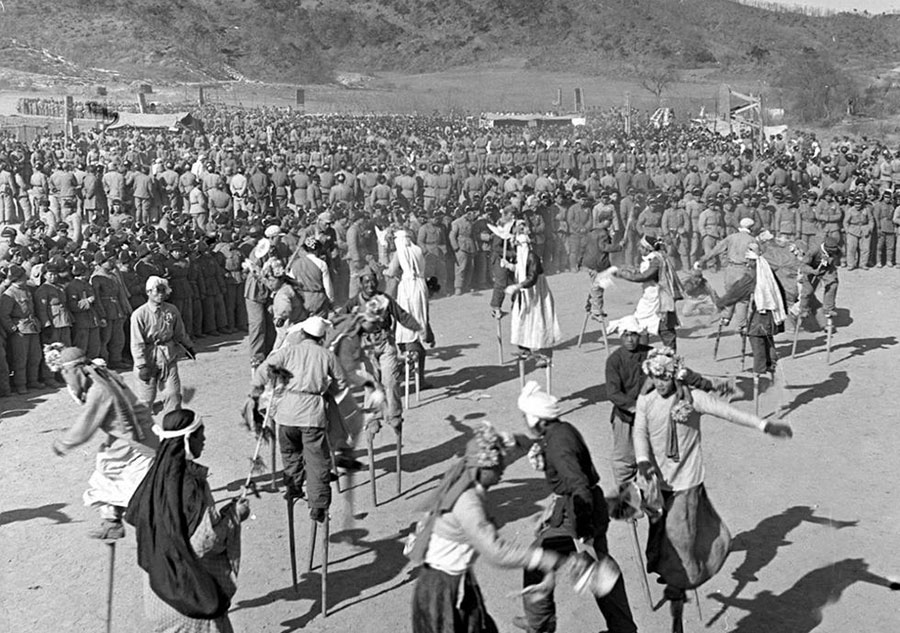 En 1954, los soldados chinos de ejército voluntario realizan un espectáculo de zancos en una fiesta del Festival de Primavera en la República Popular Democrática de Corea.