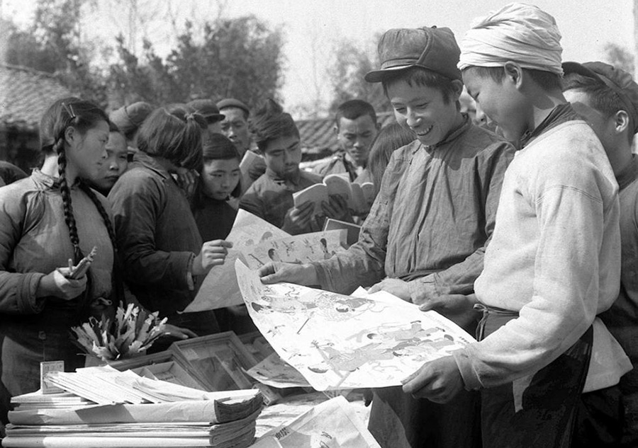En 1956, comerciantes venden productos de año nuevo en la provincia de Sichuan. [Photo/ Xinhua]