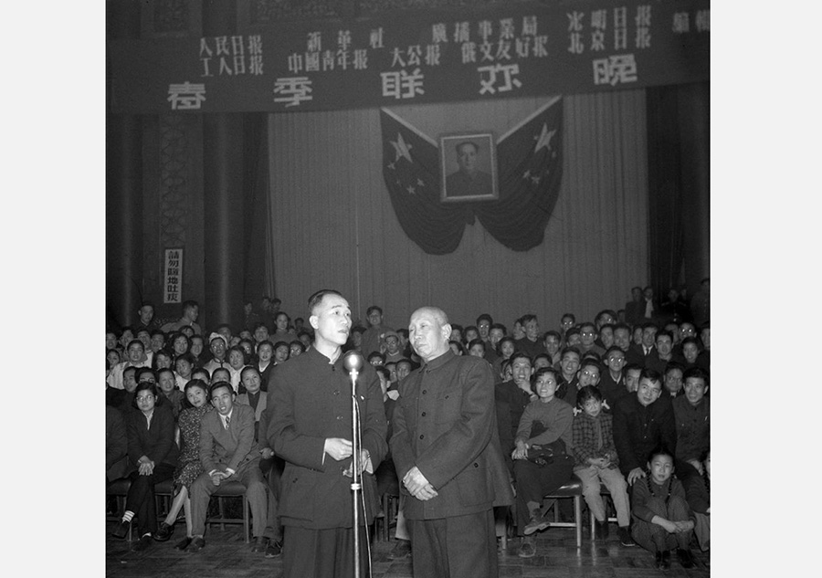 En 1956, los comediantes de “Xiangsheng” (un arte tradicional chino) Hou Baolin y Huo Qiru actúan en una gala del Festival de Primavera copatrocinado por el Diario del Pueblo, Xinhua, Diario de Pekín y otros. [Foto / Xinhua]
