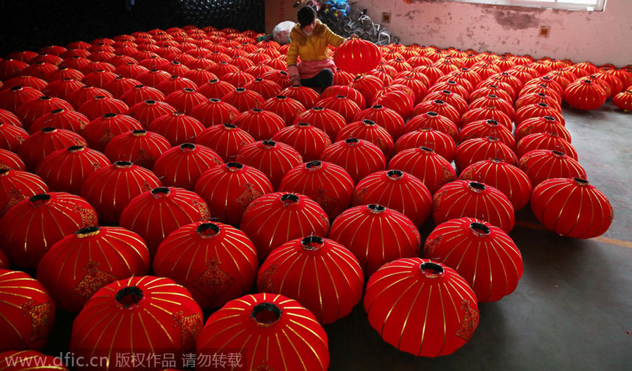 Producción de farolillos rojos en una fábrica en Hefei, provincia de Anhui, el 5 de febrero de 2015. [Foto/IC]