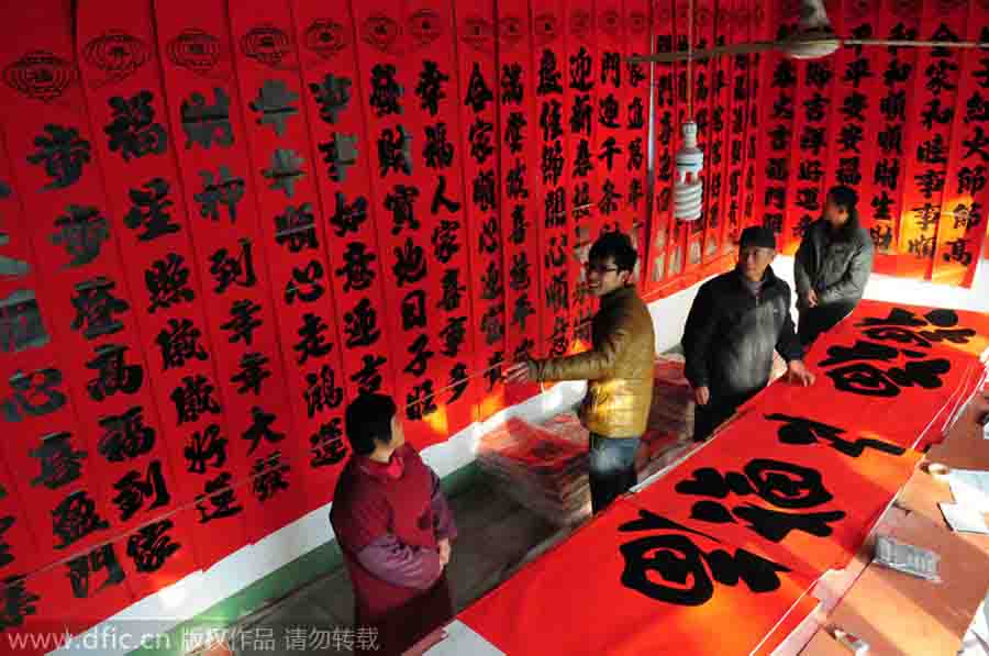 Producción de papeles típicos para puertas y ventanas en Liaocheng, provincia de Shandong, el 4 de enero de 2014. [Foto/IC]
