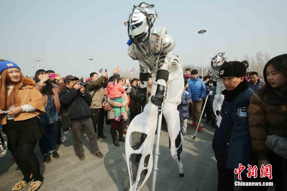 ¨Viajero astral¨ interactua con visitantes en el parque Chaoyang