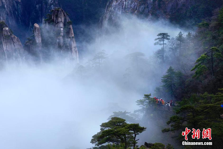 La montaña Huangshan muestra un espectacular "mar de nubes"