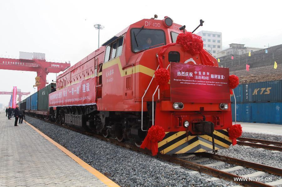 Tren de carga China-Kazajistán parte de ciudad portuaria oriental china